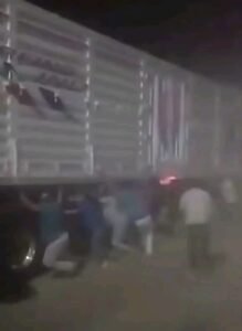 صورة من قلب الحدث .. أثناء تكادف المصريون وقاموا بدفع الترلا بعيداً عن قضبان السكة الحديد